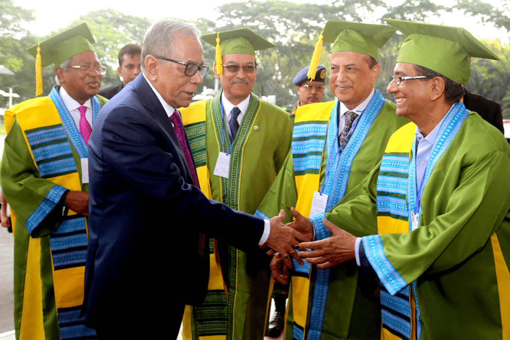 ব্র্যাক বিশ্ববিদ্যালয়ের ১০ম সমাবর্তনে রাষ্ট্রপতি মো. আবদুল হামিদের সঙ্গে করমর্দনরত মতিউর রহমান।